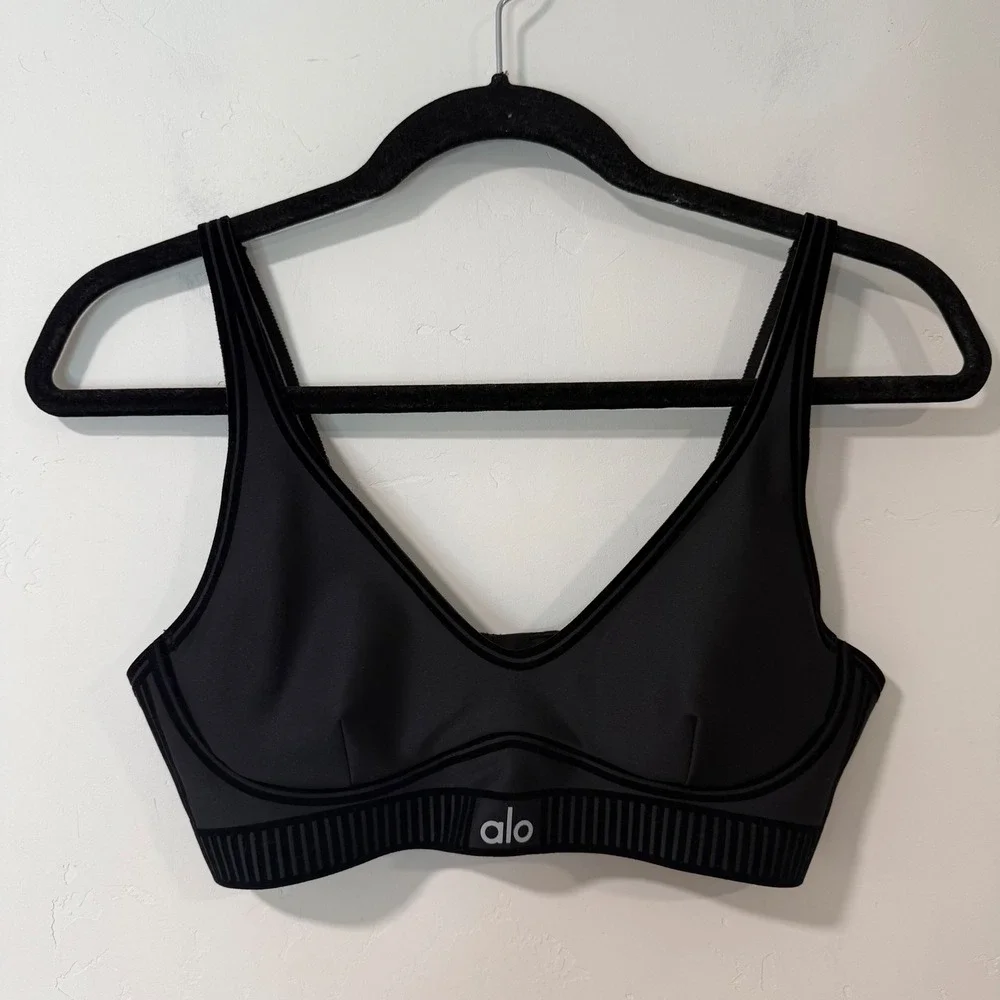 Alo Women's Airlift Line Up Bra Velour Flocked Small Black V-Neck W9533R